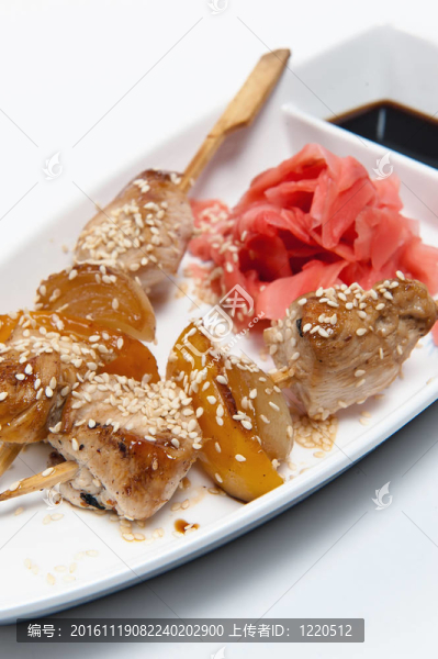 串在一條船形板