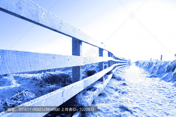 冰雪覆蓋的道路上懸崖圍欄步行