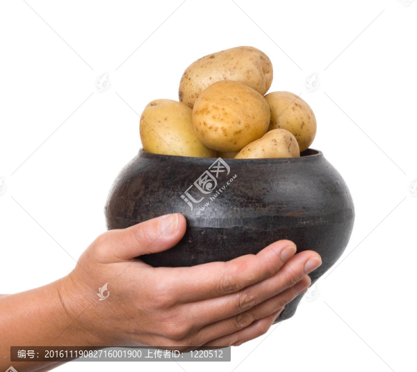 手里拿著土豆的鑄鐵鍋