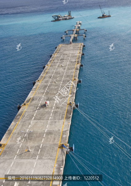 混凝土橋墩成藍水