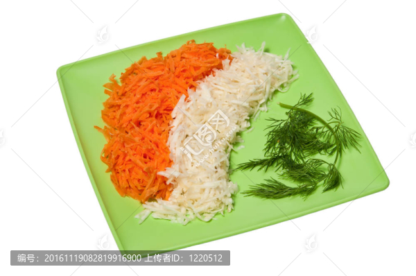 磨碎的胡蘿卜；在綠色廣場盤芹菜和蒔蘿