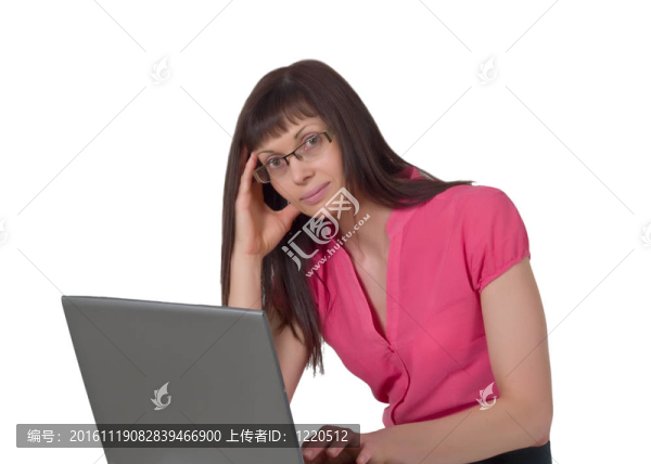 使用筆記本電腦的快樂(lè)美女