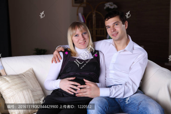 懷孕的妻子和丈夫在家里