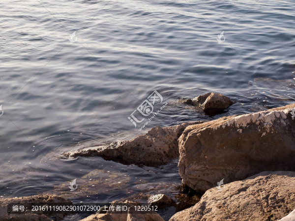 藍(lán)色海洋中的巖石