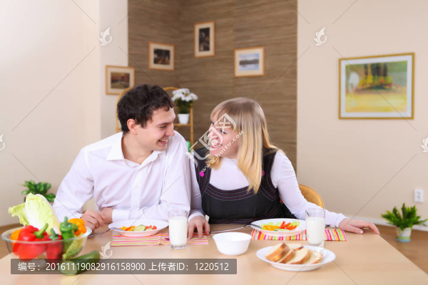 廚房里的年輕夫婦