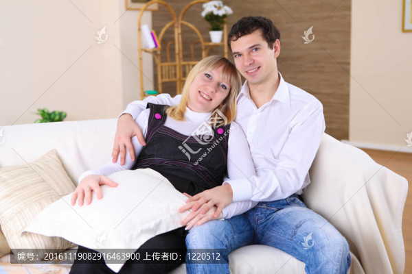 年輕夫婦在家里