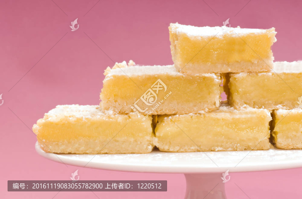 剛出爐的檸檬廣場在白色蛋糕攤