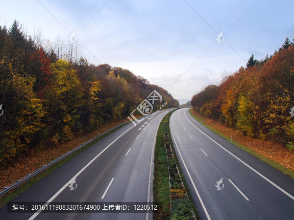 空的德國高速公路在秋天的夜晚