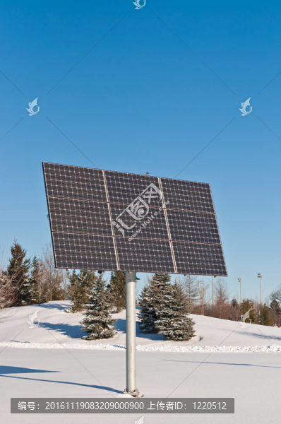 可再生能源-光伏太陽(yáng)能電池板陣列冬季
