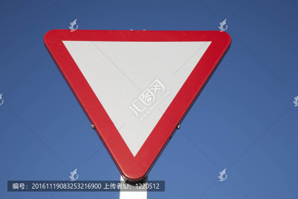 天空背景下的空白讓路標(biāo)志