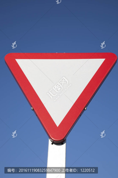 天空背景下的空白讓路標(biāo)志