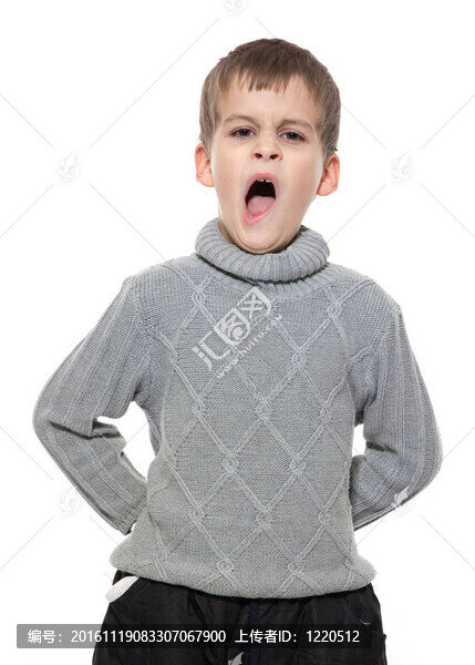 可愛的男孩打哈欠