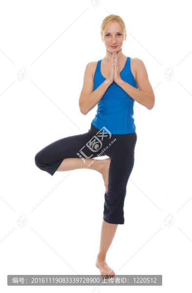練習(xí)瑜伽。年輕的女人