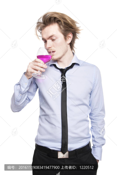 年輕人喝粉紅色的酒。