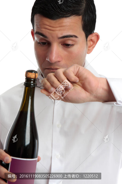 特寫男人開酒