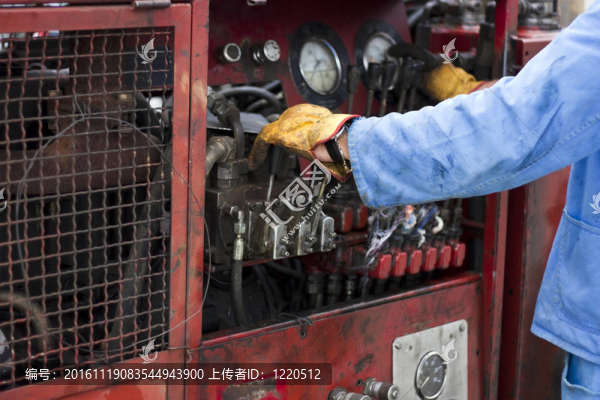 人操作機(jī)器-匯圖網(wǎng) www.fosd68.com 人操作機(jī)器