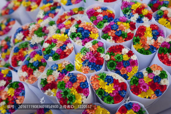 巴塞羅那市場攤位上出售的彩色小塑料花