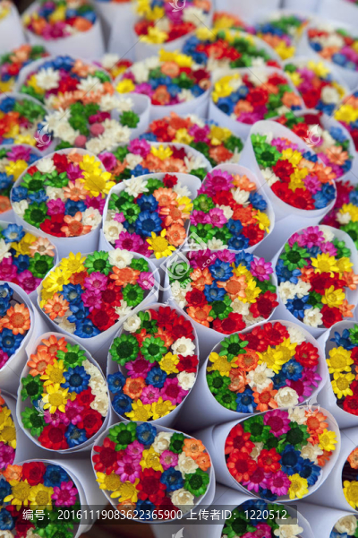 五顏六色的鮮花銷售在市場(chǎng)的攤位在巴塞羅那-匯圖網(wǎng) www.fosd68.com 五顏六色的鮮花銷售在市場(chǎng)的攤位在巴塞羅那