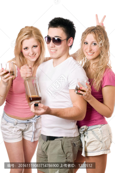 兩個快樂的金發(fā)女郎和年輕人