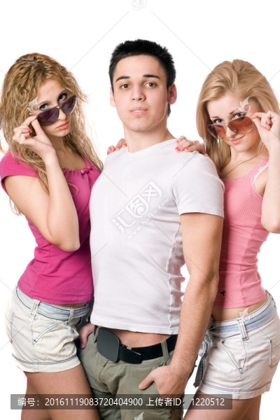 兩個(gè)漂亮的金發(fā)女人和英俊的年輕人