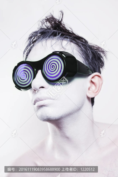 白皮膚的人戴著奇怪的紫色眼鏡