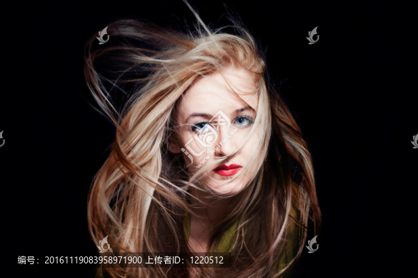 在風(fēng)中飄揚的女人