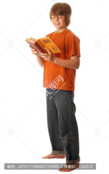 有魅力的年輕少年在白色背景下讀一本書