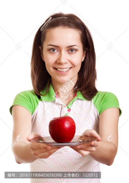 年輕快樂的微笑女人把紅蘋果放在盤子里孤立