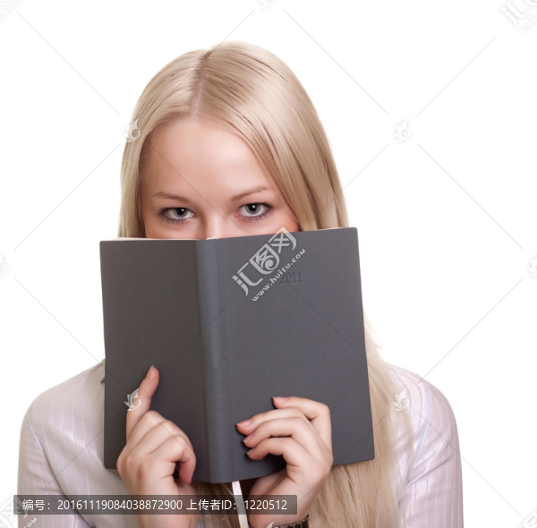 年輕漂亮的女人帶著一本筆記本