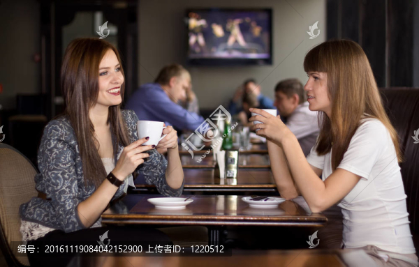 兩girlfriens在咖啡館