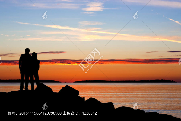 夕陽中的情侶剪影