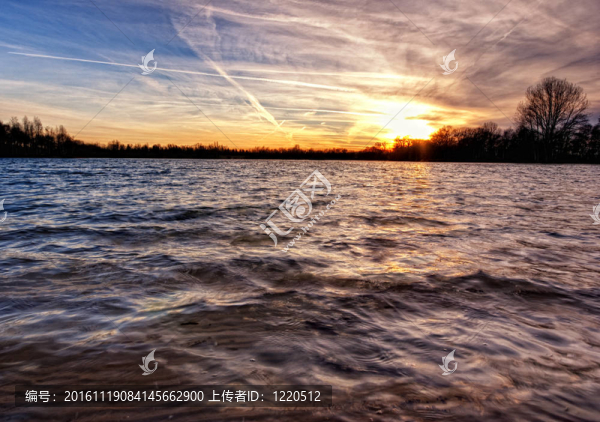 湖的日落
