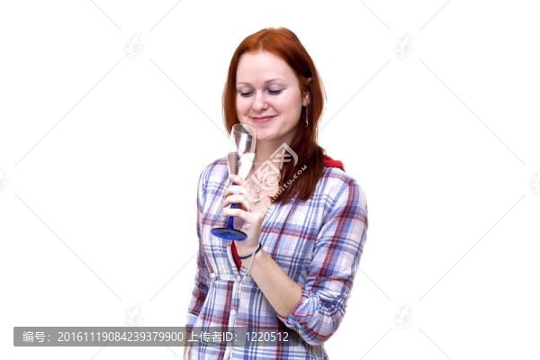 紅發(fā)的年輕女人喝杯