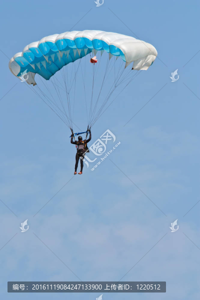 滑翔傘在湛藍的天空