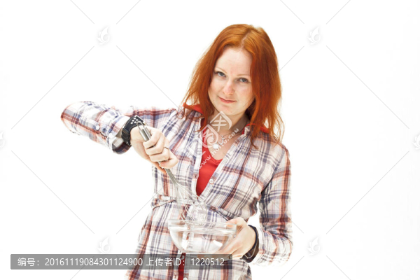 紅發(fā)的年輕女人做飯