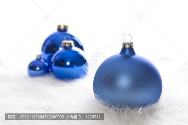 一些藍(lán)色的光澤的圣誕裝飾品