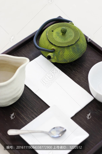 木制托盤上的茶具