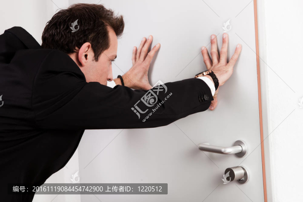 商人推門