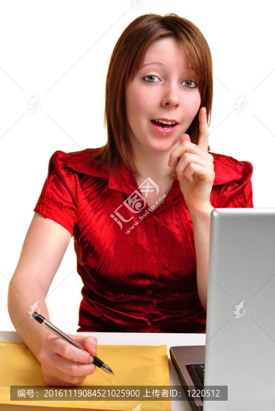 一位年輕女士坐在辦公桌旁
