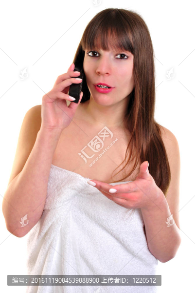 年輕的女人正在打電話