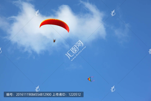 紅色的降落傘在藍(lán)色的天空中飛翔