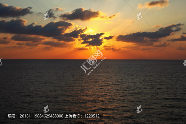 夏日的夕陽在海上