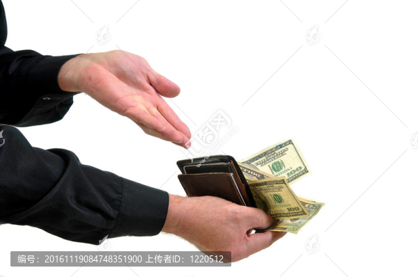從錢包里給錢的人