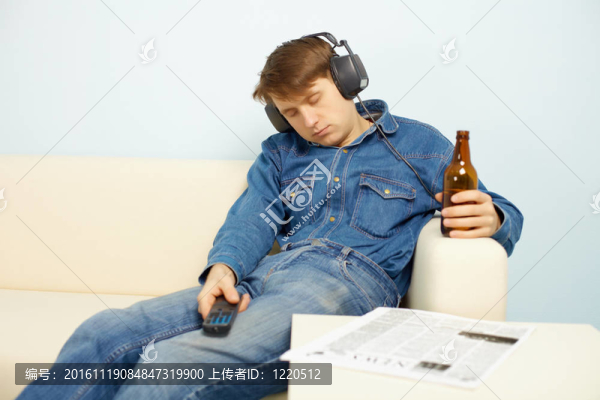 下班后人們在家里放松