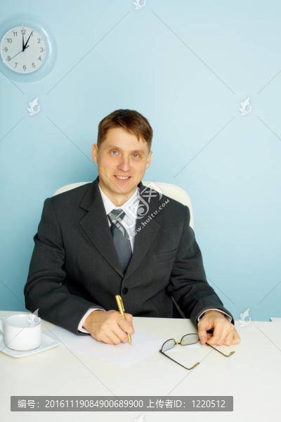 面帶微笑的商務(wù)男士