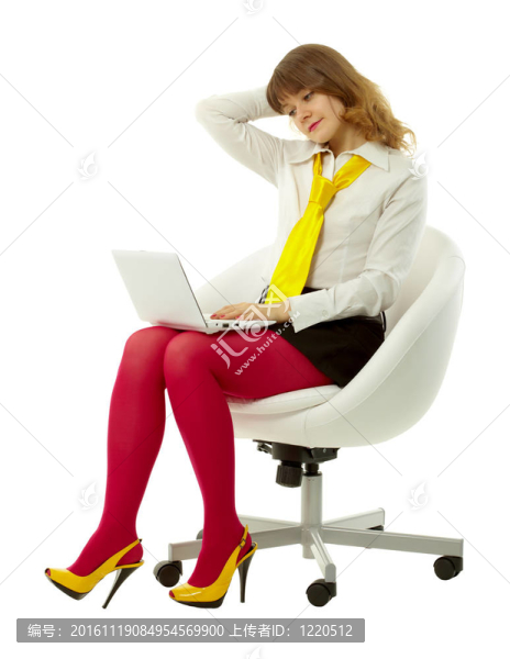 迷人的女孩在明亮的服裝與筆記本電腦