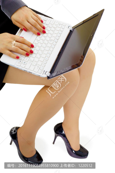 筆記本電腦上的女孩
