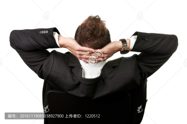 商人背靠在椅子上