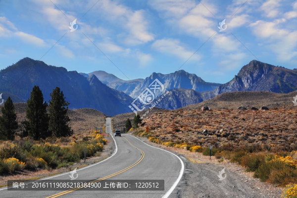 在道路轉(zhuǎn)彎處的旅游吉普車