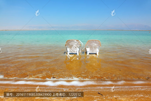 死海上的海灘；五月陽光燦爛的一天